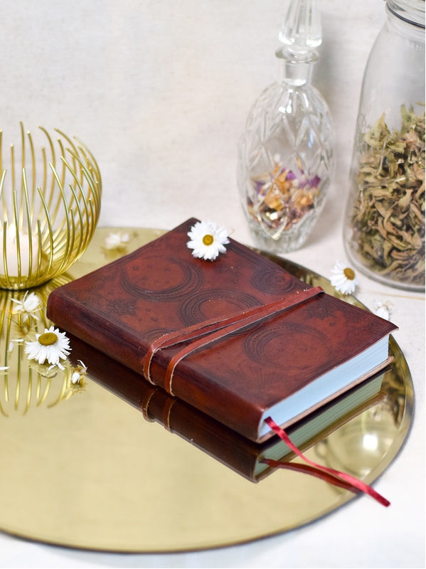 Grimoire en Cuir Triple Lune